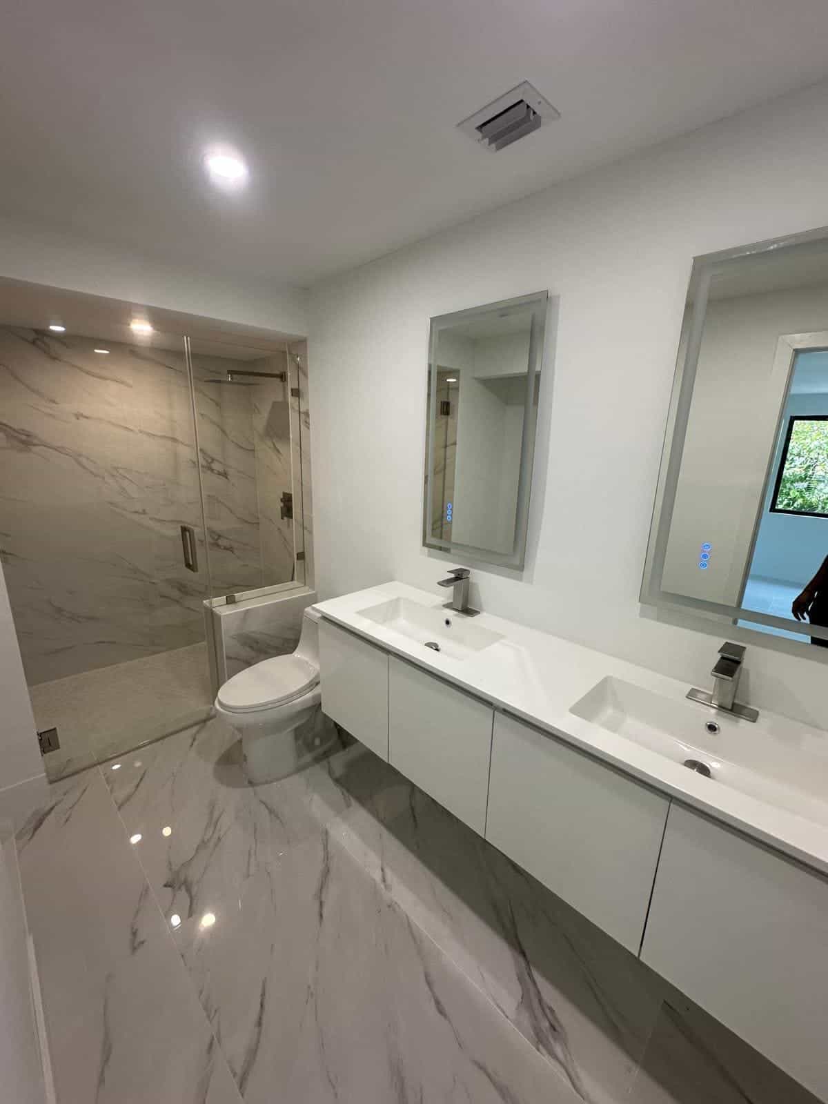 Before and after of a Bathroom remodeling by a plumber in South Miami
