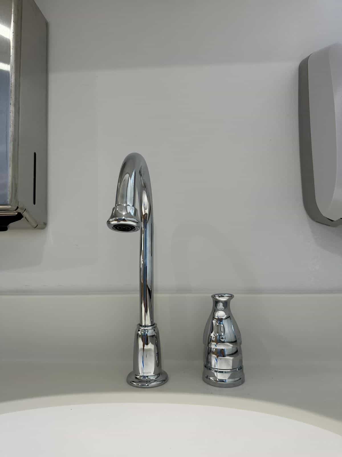 Before and after of a Faucet installation by a plumber in South Miami